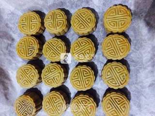 广式莲蓉月饼的做法步骤:23