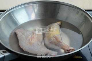 榛蘑鸡腿汤的做法步骤:2