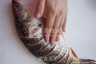 糖醋鲤鱼的做法步骤:2