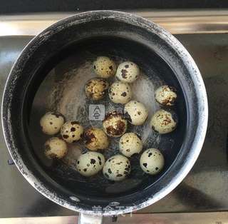 糖醋虎皮鹌鹑蛋的做法步骤:2