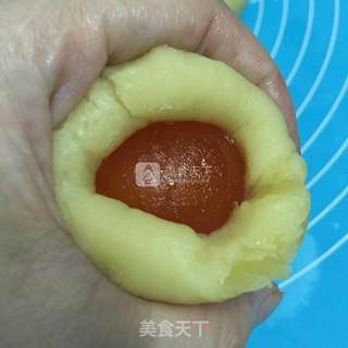 广式莲蓉蛋黄月饼的做法步骤:10