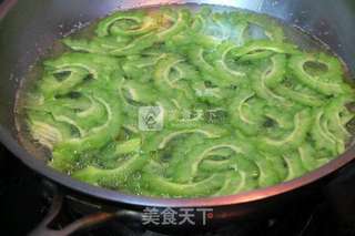 金银蒜蓉拌苦瓜的做法步骤:4