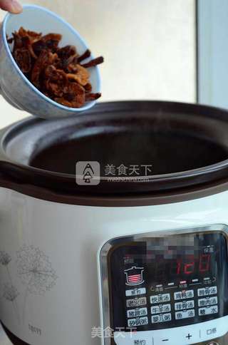 榛蘑鸡腿汤的做法步骤:7