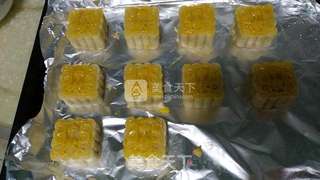 莲蓉月饼的做法步骤:11