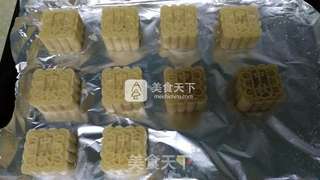 莲蓉月饼的做法步骤:10