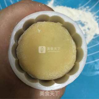 广式莲蓉蛋黄月饼的做法步骤:14
