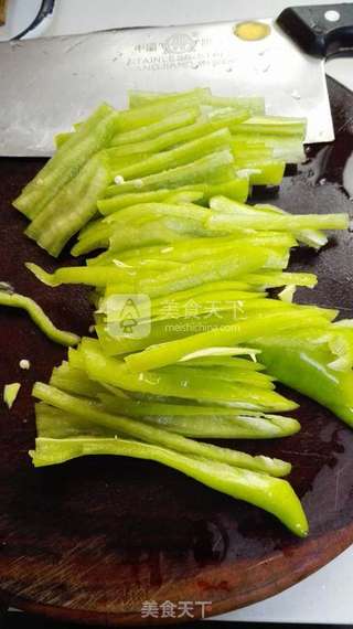 尖椒炒墨鱼的做法步骤:5