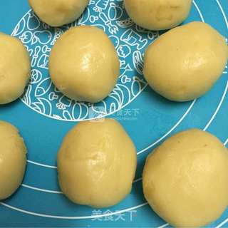 广式莲蓉蛋黄月饼的做法步骤:7