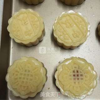 广式莲蓉蛋黄月饼的做法步骤:16