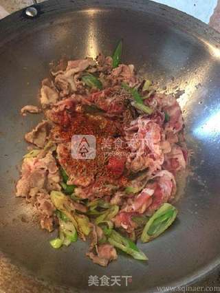孜然葱爆羊肉的做法步骤:4