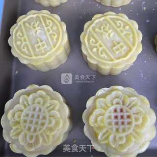 广式莲蓉蛋黄月饼的做法步骤:18