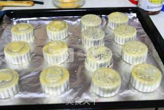 广式蛋黄月饼的做法步骤:14