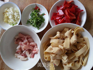 五花肉红椒炒豆腐皮结的做法步骤:5