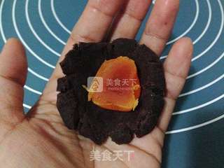 豆沙蛋黄广月的做法步骤:6