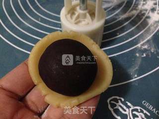 豆沙蛋黄广月的做法步骤:8