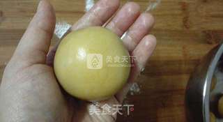蛋黄莲蓉月饼的做法步骤:16