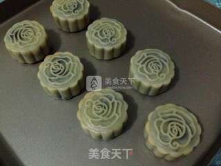 豆沙蛋黄广月的做法步骤:15