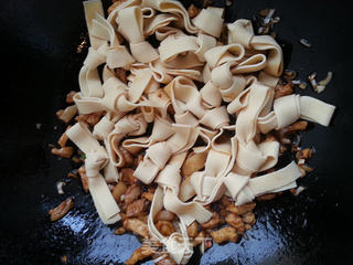 五花肉红椒炒豆腐皮结的做法步骤:10