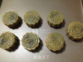豆沙蛋黄广月的做法步骤:16