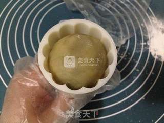 豆沙蛋黄广月的做法步骤:13
