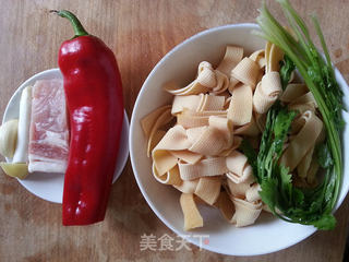 五花肉红椒炒豆腐皮结的做法步骤:4