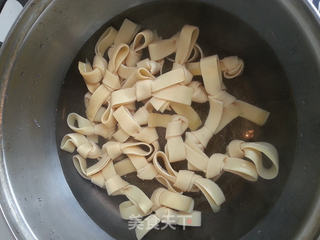 五花肉红椒炒豆腐皮结的做法步骤:6