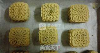 蛋黄莲蓉月饼的做法步骤:22