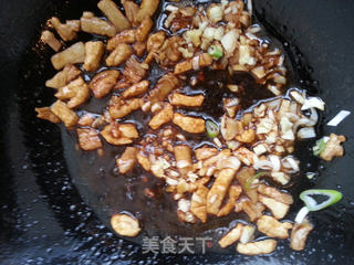 五花肉红椒炒豆腐皮结的做法步骤:9