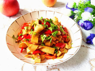 五花肉红椒炒豆腐皮结的做法步骤:13