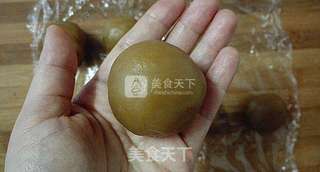 蛋黄莲蓉月饼的做法步骤:12