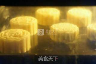 广式椰蓉蛋黄月饼的做法步骤:10