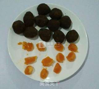 豆沙蛋黄月饼的做法步骤:4