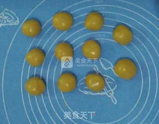 豆沙蛋黄月饼的做法步骤:5