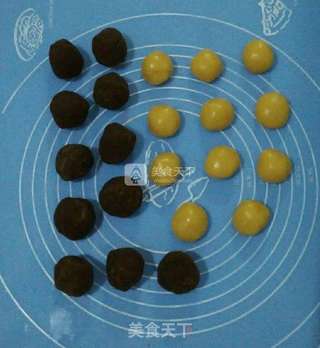 豆沙蛋黄月饼的做法步骤:7