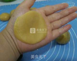 豆沙蛋黄月饼的做法步骤:8