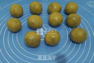 豆沙蛋黄月饼的做法步骤:10