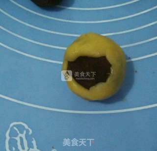 豆沙蛋黄月饼的做法步骤:9