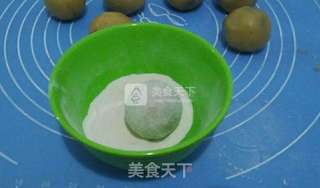 豆沙蛋黄月饼的做法步骤:11