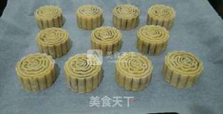 豆沙蛋黄月饼的做法步骤:15