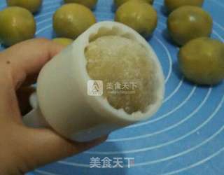 豆沙蛋黄月饼的做法步骤：13