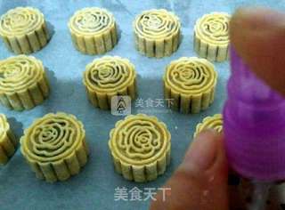 豆沙蛋黄月饼的做法步骤:16