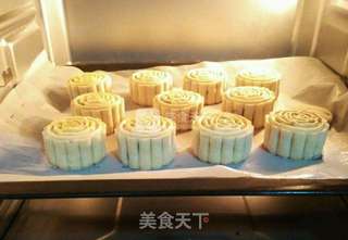 豆沙蛋黄月饼的做法步骤:17