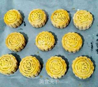豆沙蛋黄月饼的做法步骤:20