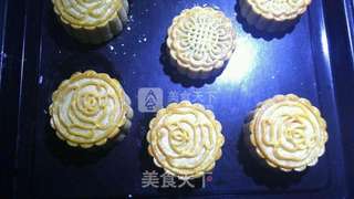 广式椰蓉蛋黄月饼的做法步骤:11