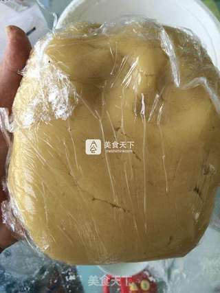 广式蛋黄莲蓉月饼的做法步骤:4
