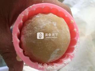 广式蛋黄莲蓉月饼的做法步骤:11
