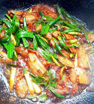 蒜苗回锅肉的做法步骤:8