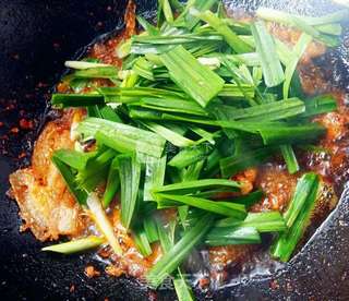 蒜苗回锅肉的做法步骤:7