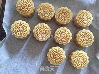 广式蛋黄莲蓉月饼的做法步骤:5