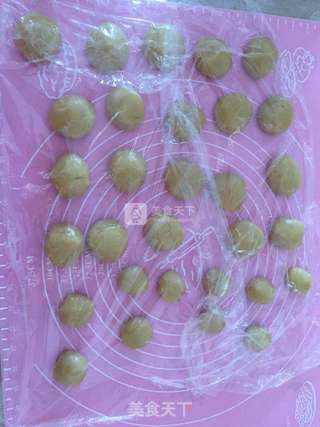 广式蛋黄莲蓉月饼的做法步骤:2